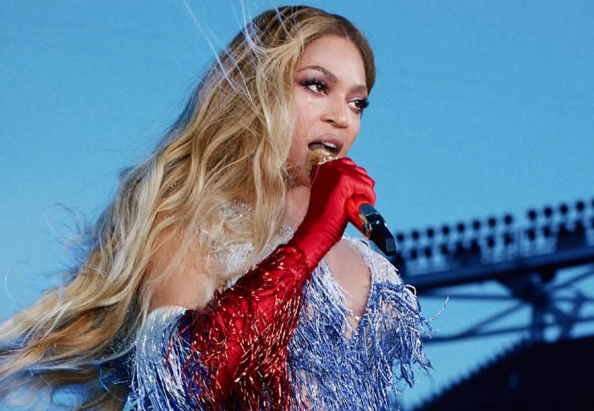 "Мы русские, с нами Бейонсе". В сети обсуждают наряд Бейонсе в цветах флага России